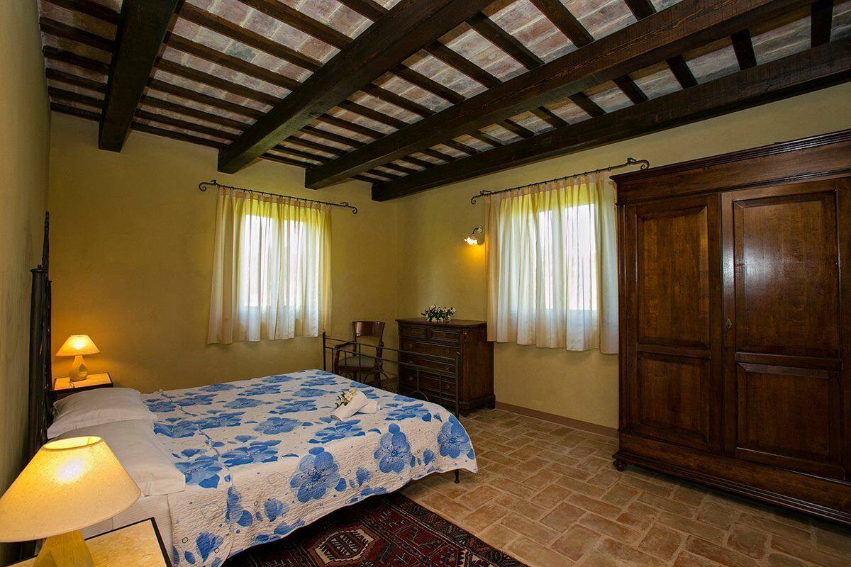5 bedrooms, desk, iron/ironing board, rollaway beds