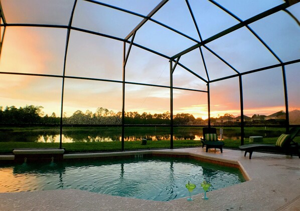 Outdoor pool, pool loungers - Aquamarine Hideaway (Kissimmee)