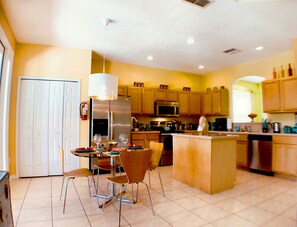 Deluxe Villa, Multiple Bedrooms, Pool Access | Dapur peribadi | Peti sejuk, ketuhar gelombang mikro, mesin basuh pinggan mangkuk