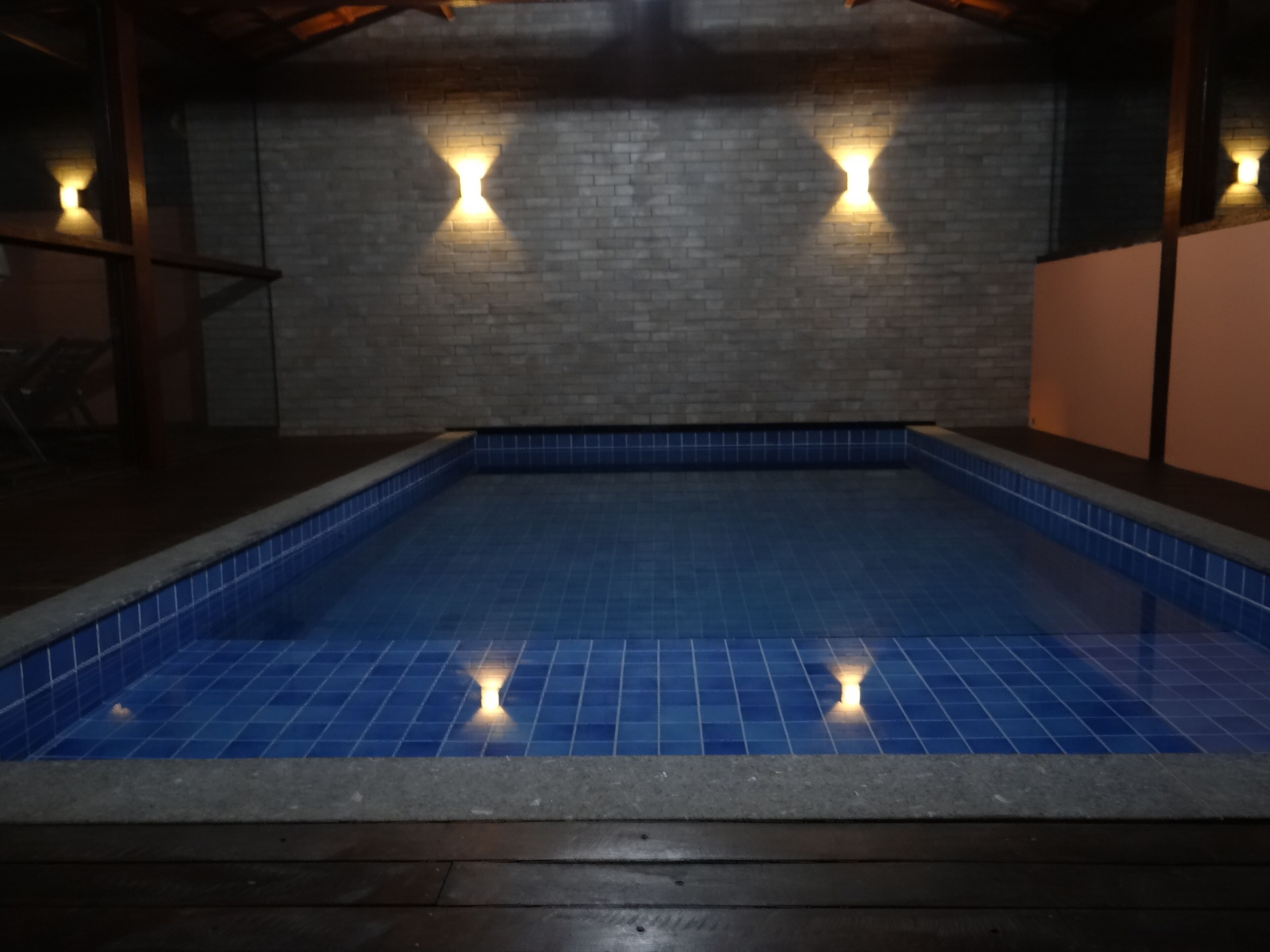 Kolam renang tertutup, kolam renang terbuka, payung kolam 