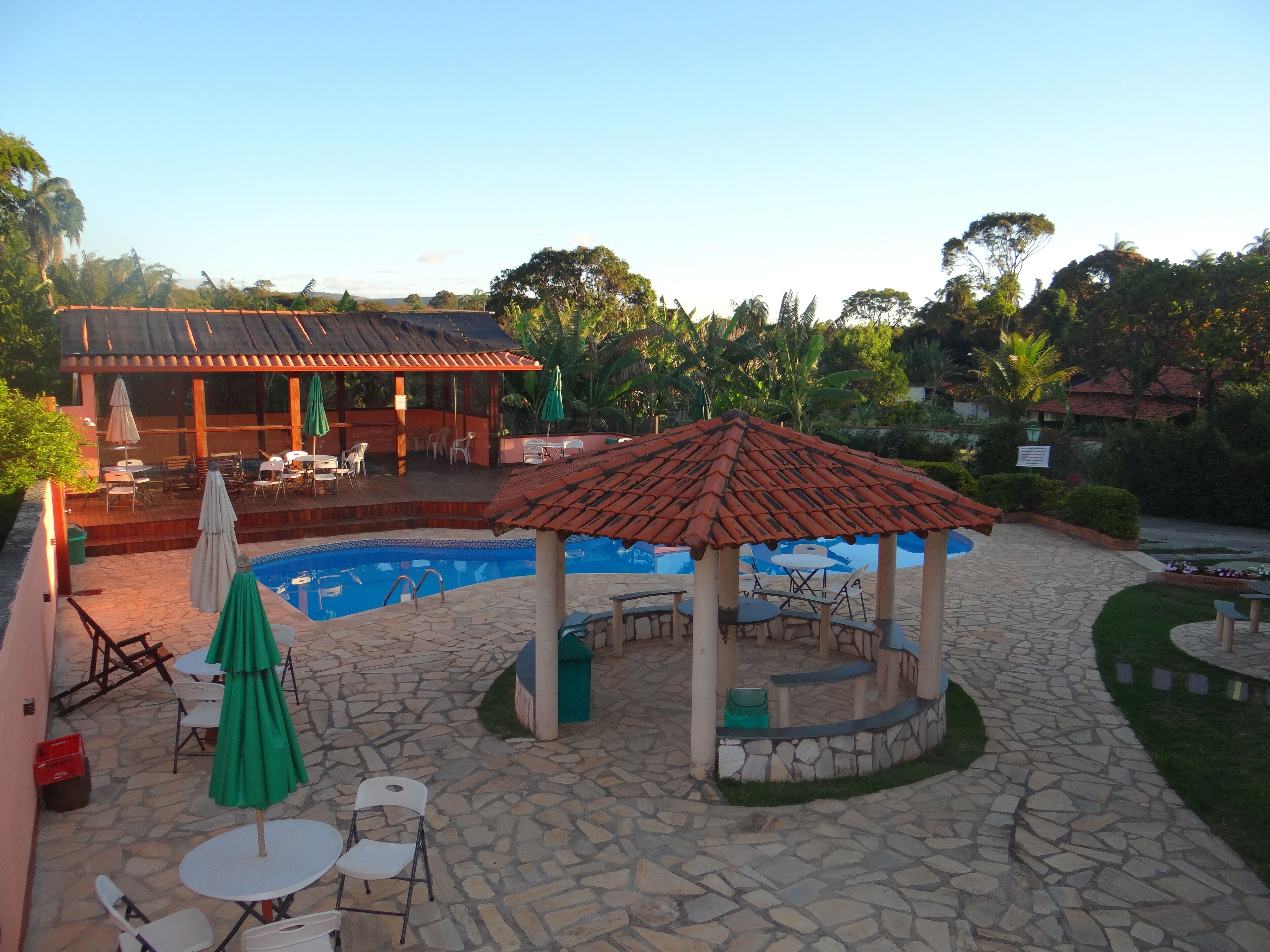 Piscina interna, piscina externa, funciona das 9h às 20h, guarda-sóis