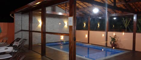 Piscina interna, piscina externa, funciona das 9h às 20h, guarda-sóis