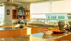 Cobertura luxo, 5 quartos | Cozinha privada | Geladeira grande, micro-ondas, fogão, cooktop