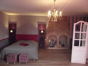 Suite, Private Bathroom, Garden View (Romance) | Free WiFi, bed sheets - Chambres d'hôtes La Chaussée d'Olivet (Olivet)