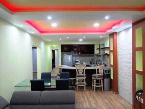 Biệt thự Deluxe, 2 phòng ngủ | Khu phòng khách | TV màn hình phẳng