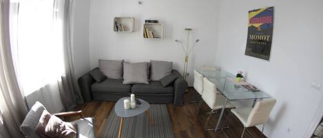 Familie appartement, 1 slaapkamer, uitzicht op tuin | Woonruimte | Een flatscreentelevisie