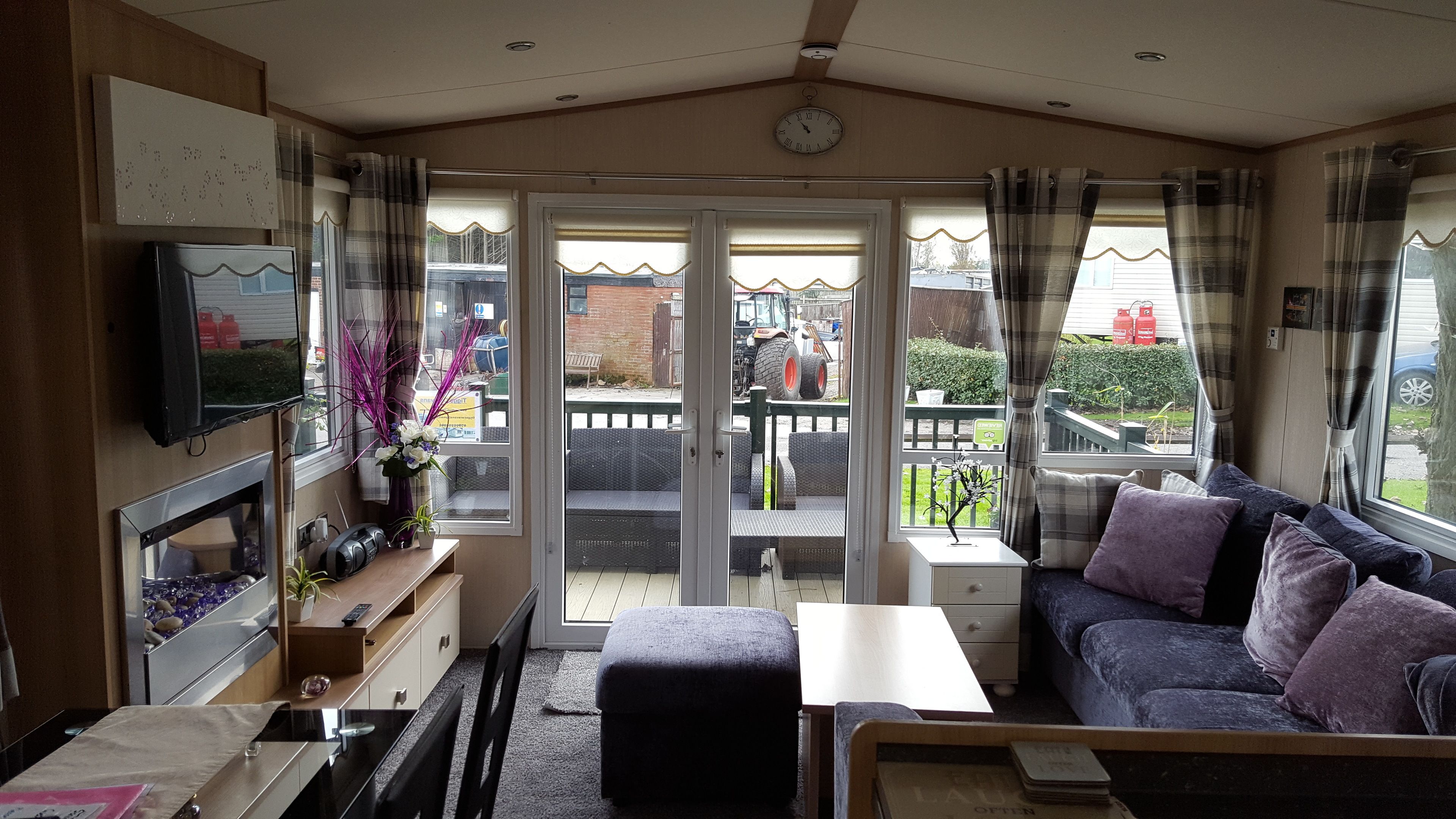 奢華行動屋, 3 間臥室 (Sunny) | 客廳 | 平面電視、壁爐