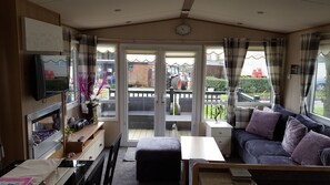 奢华活动屋, 3 间卧室 (Sunny) | 客厅 | 平板电视、壁炉