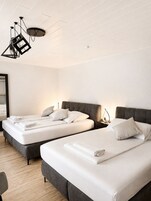 Ropa de cama de alta calidad, escritorio y cortinas blackout