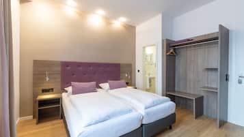 Un dormitorio moderno con una cama doble, una mesita de noche, un armario y un banco.