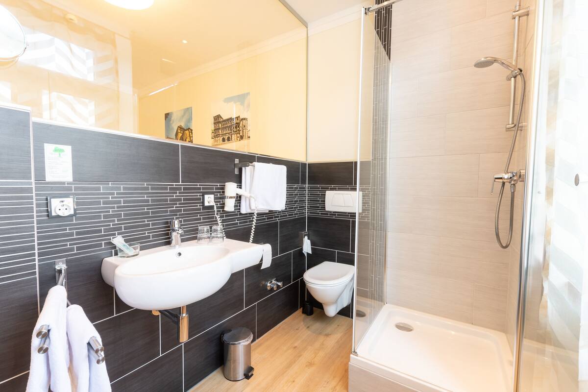 comfort double room | bathroom | shower, free toiletries, hair dryer, towels