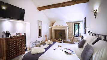 Superior Double Room (Les Iris) | 1 bedroom, individually decorated, individually furnished
