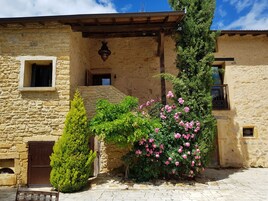 Decoración personalizada, muebles diferentes y cortinas blackout 