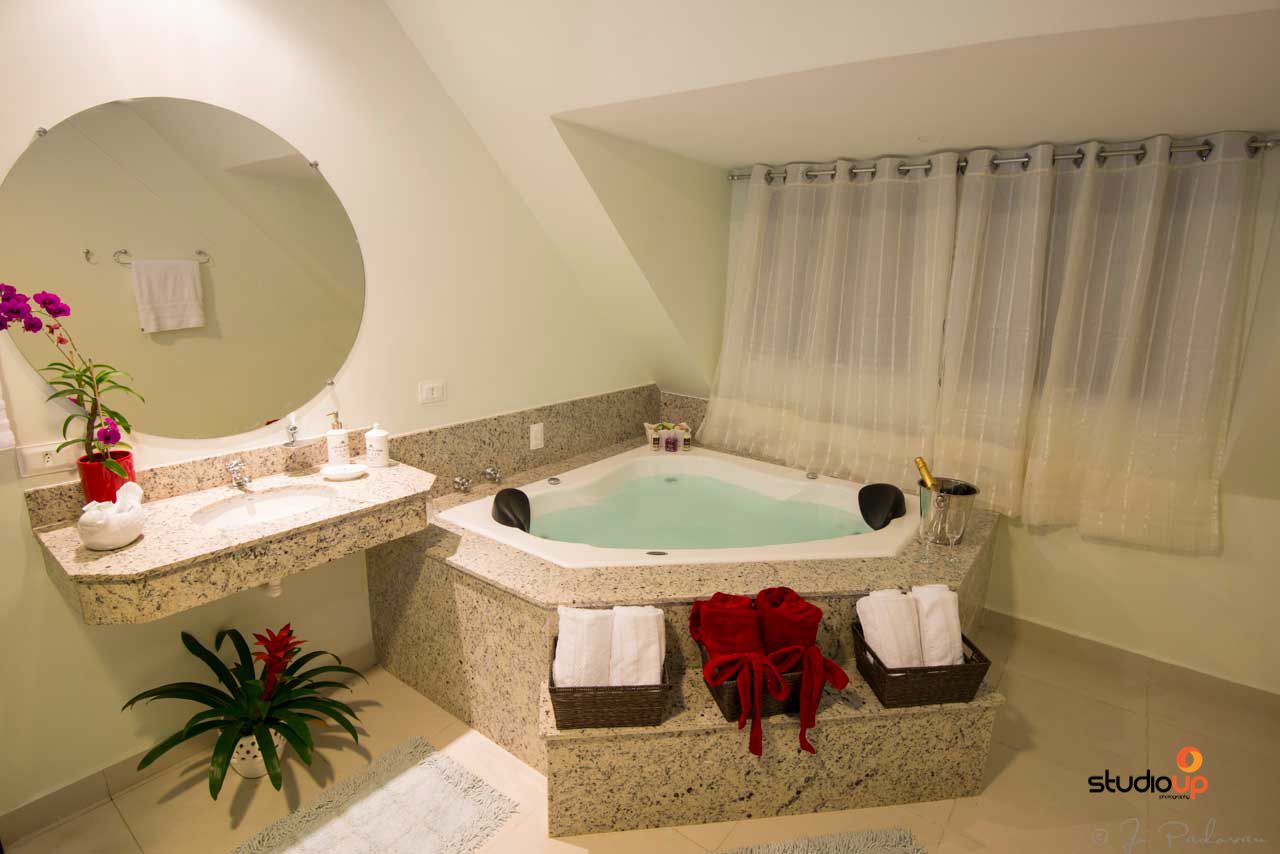 shower, free toiletries, towels