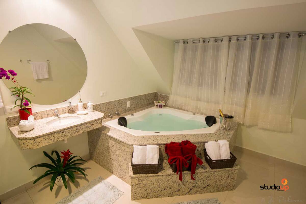 shower, free toiletries, towels