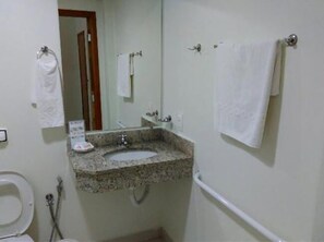 Dusche, kostenlose Toilettenartikel, Handtücher
