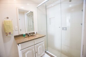 Apartamento | Baño | Ducha, secador de pelo y toallas