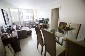Apartment | Living room | 42-inch flat-screen TV with cable channels, TV - Fadel 702  Estadia Carioca (Rio de Janeiro)