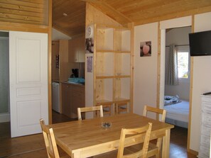 Chalet (Valley) | Living area | Flat-screen TV, ping pong, toys - Les Hauts de Baldy (Agde)