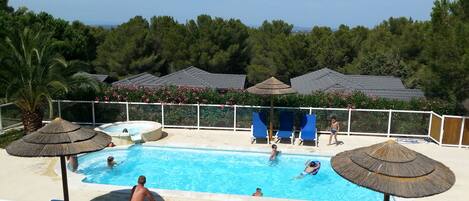 Piscina externa sazonal, guarda-sóis, espreguiçadeiras