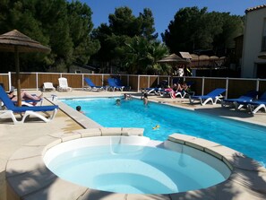 Seasonal outdoor pool, pool umbrellas, pool loungers - Les Hauts de Baldy (Agde)