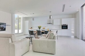 Villa, 3 soverom (3) | Oppholdsrom | Flatskjerm-TV