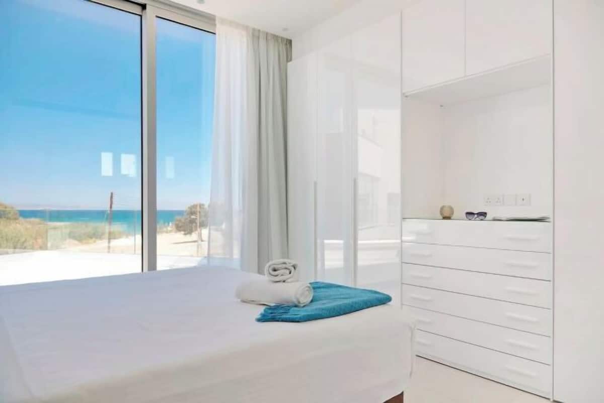 Minibar, in-room safe, soundproofing, iron/ironing board