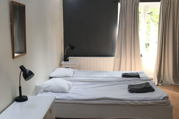Twin Room, Shared Bathroom (Slottet no pets allowed) | Ilmainen Wi-Fi, vuodevaatteet