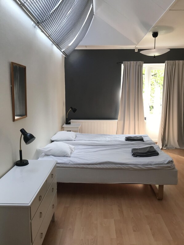 Twin Room, Shared Bathroom (Slottet no pets allowed) | Wi-fi (inkludert) og sengetøy