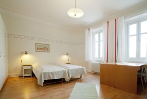 Twin Room, Shared Bathroom (Slottet no pets allowed) | Wi-fi percuma, cadar katil 