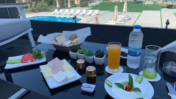 Sisäuima-allas, ulkouima-allas, aurinkotuoleja