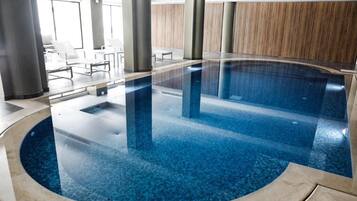 Piscina coberta, piscina a l'aire lliure i gandules