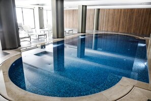 Piscina coberta, piscina a l'aire lliure i gandules 