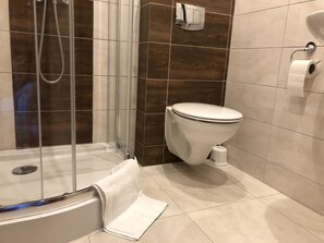 Shower, free toiletries, hair dryer, towels - Pensjonat Puchaczówka (Stronie Slaskie)