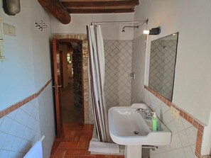 Apartamento, 1 habitación (2 adults 2 child) | Baño | Ducha, albornoces y toallas