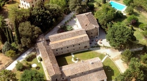 Piscina externa, guarda-sóis, espreguiçadeiras