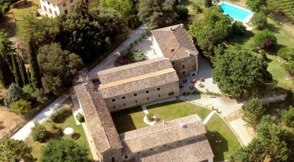 Alberca al aire libre, sombrillas en la alberca y camastros 