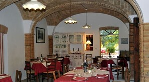 Se sirven cenas y cocina local 