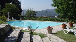 Outdoor pool, pool umbrellas, pool loungers - Agriturismo le Vigne di Pace (Umbertide)