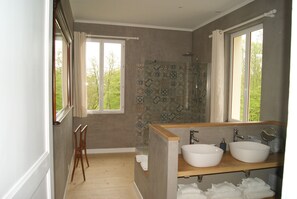 Deluxe Double Room (Suite) | Bathroom | Shower, free toiletries, towels