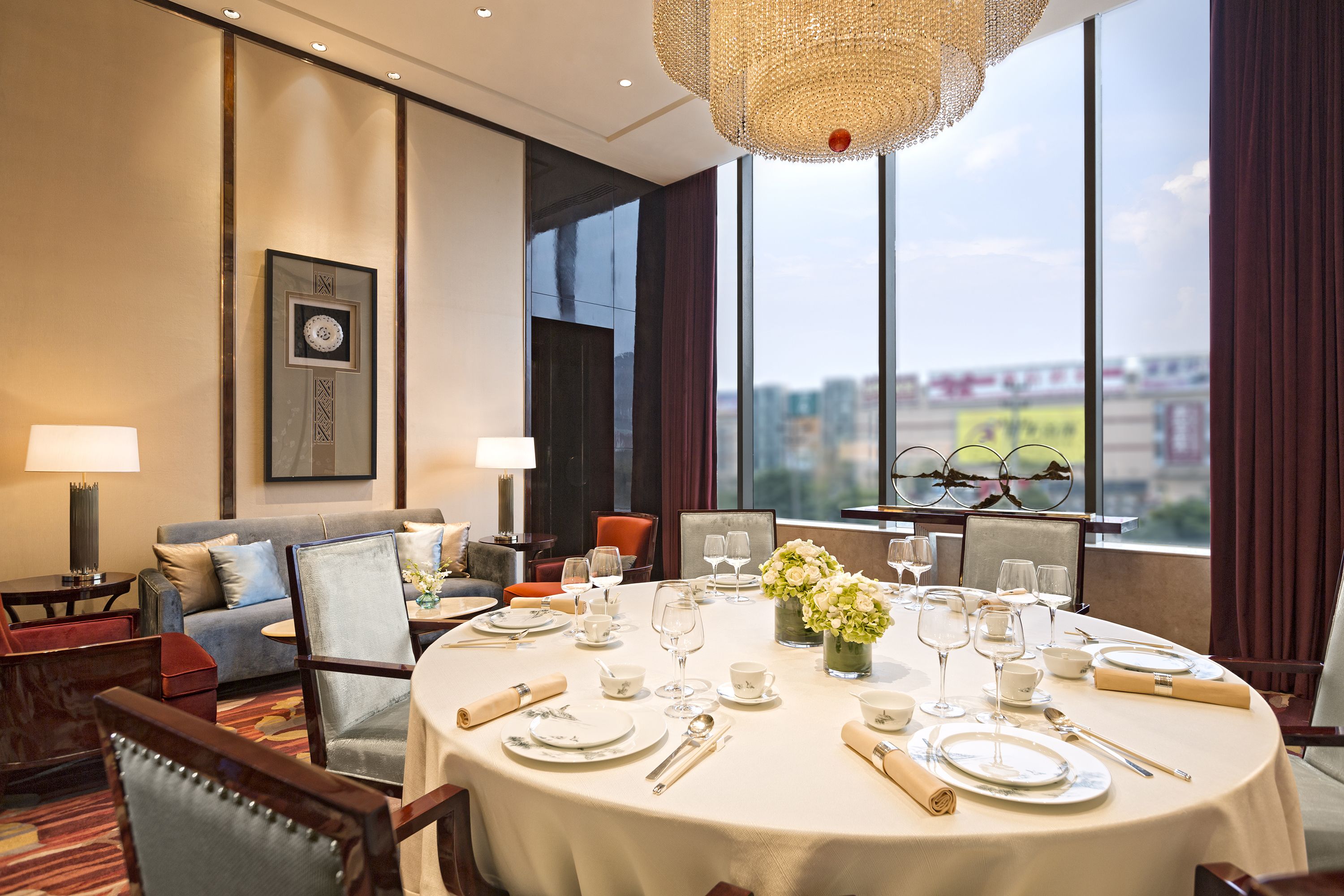 3 restauranter; serverer morgenmad, frokost og internationale retter