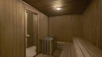 Una sauna con paredes de madera y techo inclinado.