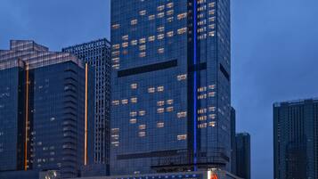 Mặt tiền nơi lưu trú - ban đêm