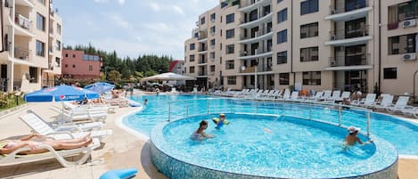 Seasonal outdoor pool, pool loungers
