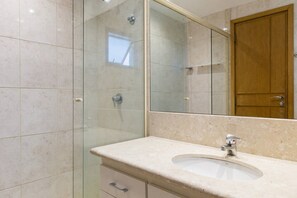 Apartment | Badezimmer | Dusche, kostenlose Toilettenartikel, Haartrockner, Handtücher