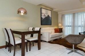 Apartment | Living area | 42-inch flat-screen TV with cable channels, TV - Joana 603 Estadia Carioca (Rio de Janeiro)