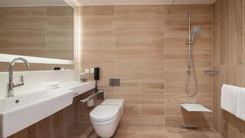 Kamer | Badkamer | Een haardroger, badjassen, handdoeken