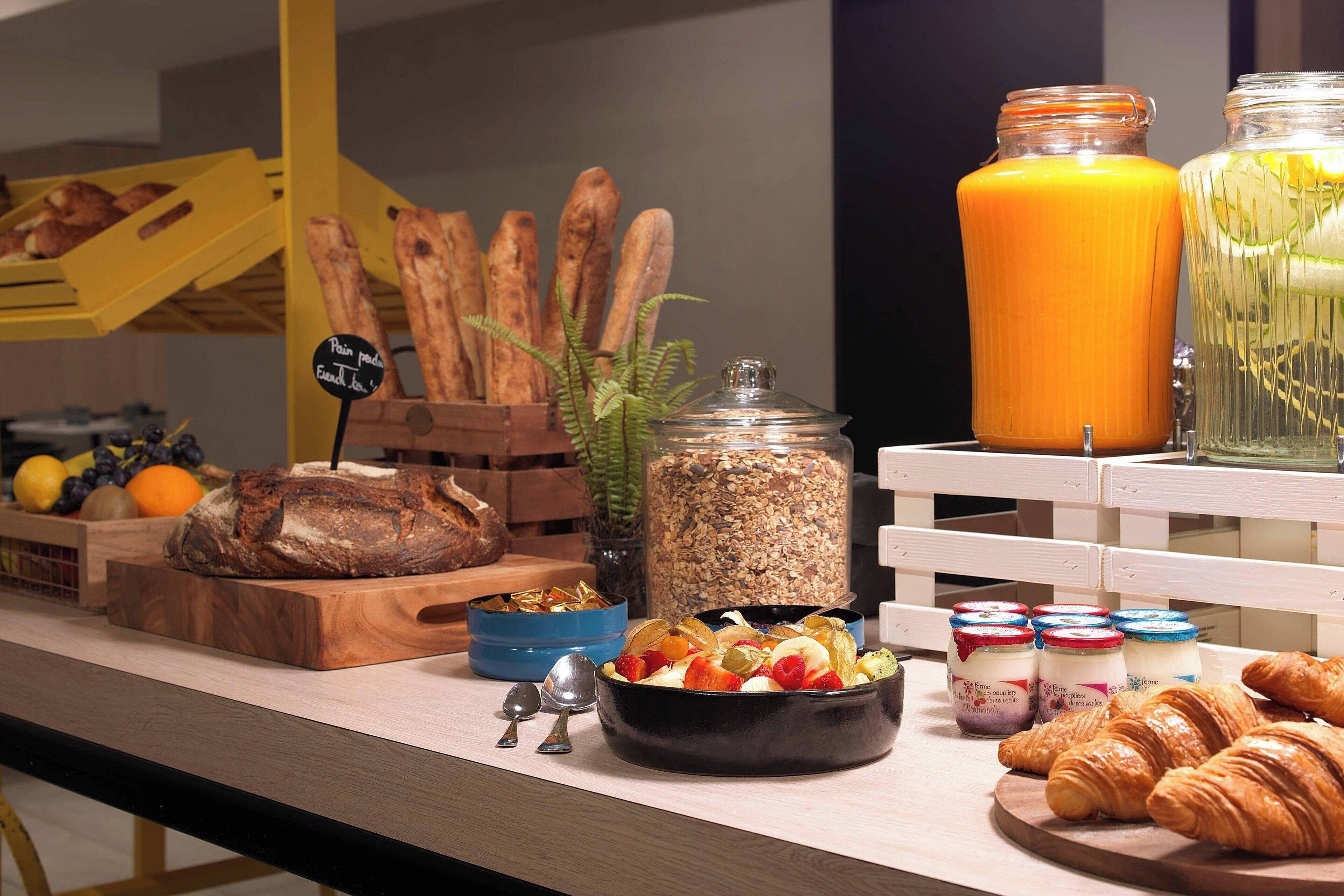 Ein reichhaltiges Frühstücksbuffet mit Brot, Gebäck, Früchten und verschiedenen Brotaufstrichen.