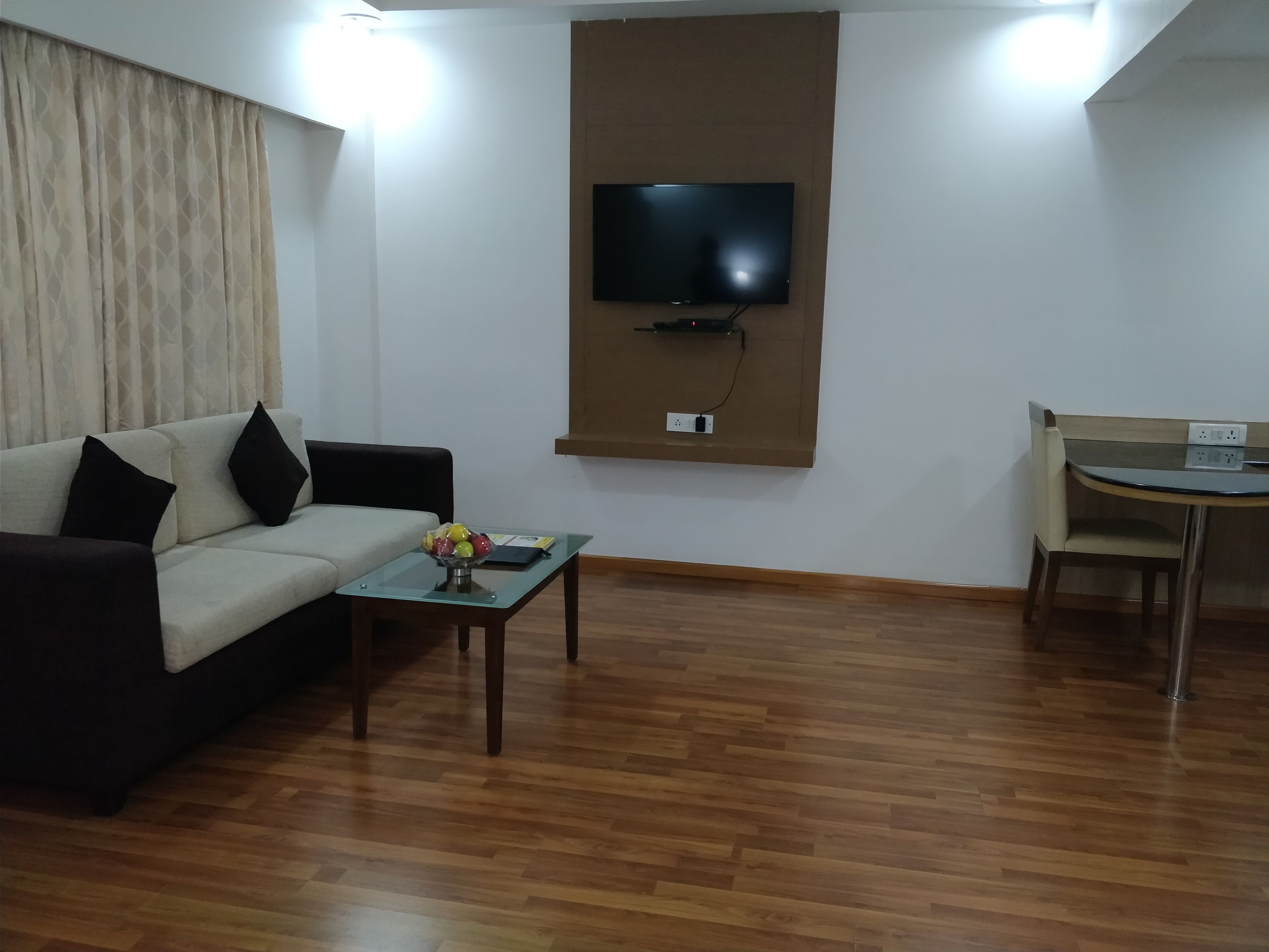 Grand Suite | Living room | 40-cm LED TV with cable channels, TV