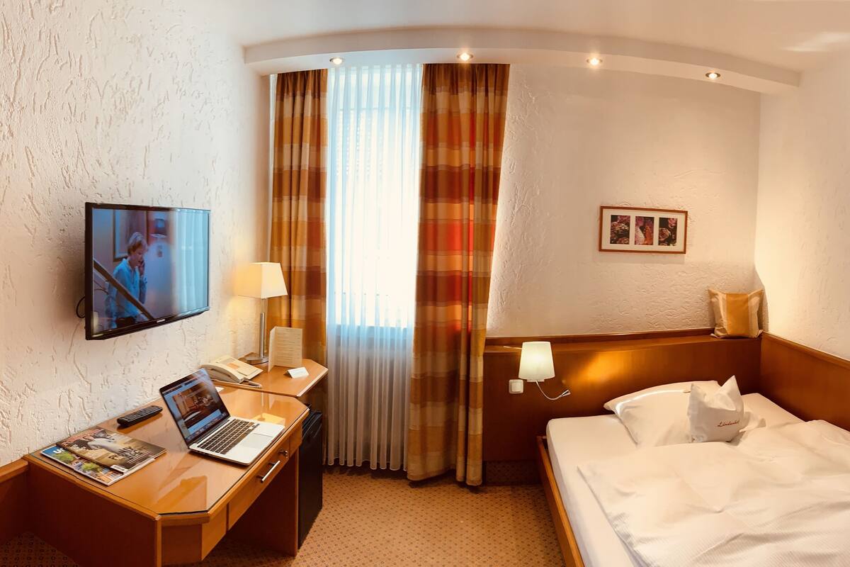 Premium bedding, down comforters, minibar, desk